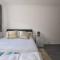 Lovely 1 bedroom maisonette close to Airport, Town and Train Station