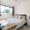 Lovely 1 bedroom maisonette close to Airport, Town and Train Station