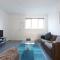 Lovely 1 bedroom maisonette close to Airport, Town and Train Station