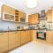 Aylesbury House with Free Parking, Super-Fast Wifi and Smart TV with Netflix by Yoko Property