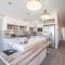 Stylish Lodge At Windsor Racecourse Marina