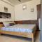 House & Yard Sesil L 90 m to beach