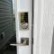 Cozy Private 1 bedroom basement suite - free parking and free Wifi