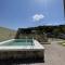 Chalet al pie del camino al cuadrado