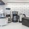 Stylish Oasis with Great Ocean and Diamond Head Views, Free Parking! - Honolulu