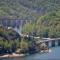 Sur les rochers du lac & location-rando en VTT
