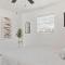 Modern & Comfy ~ 15mins to Downtown ~ Queen Beds!