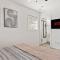Modern & Comfy ~ 15mins to Downtown ~ Queen Beds!