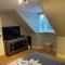 3 Bed Cottage -Sleeps 5-Pets-HotTub-Bar-Smoking