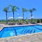 Family Villa Short Walk To Coral Bay Strip 5 Min and Pub, shops etc