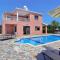 Family Villa Short Walk To Coral Bay Strip 5 Min and Pub, shops etc