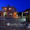 Family Villa Short Walk To Coral Bay Strip 5 Min and Pub, shops etc