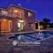 Family Villa Short Walk To Coral Bay Strip 5 Min and Pub, shops etc