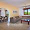 Family Villa Short Walk To Coral Bay Strip 5 Min and Pub, shops etc