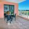 Family Villa Short Walk To Coral Bay Strip 5 Min and Pub, shops etc