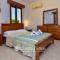 Family Villa Short Walk To Coral Bay Strip 5 Min and Pub, shops etc