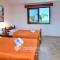Family Villa Short Walk To Coral Bay Strip 5 Min and Pub, shops etc