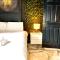 Duke and Duchess Apartments and Rooms - Private in Room Hot Tub Suites - Londýn