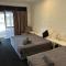 Albert Park Motor Inn-KING BEDS-POOL-SHADED PARKING - Longreach