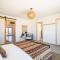 Flamingo Ranch - Dreamy Desert Design with Hot Tub home - Pioneertown