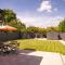 Daisy Lodge - Spacious Two Bed Flat - Parking, Netflix, WIFI - Close to Blenheim Palace & Oxford - F1