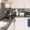 Daisy Lodge - Spacious Two Bed Flat - Parking, Netflix, WIFI - Close to Blenheim Palace & Oxford - F1
