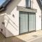 Daisy Lodge - Spacious Two Bed Flat - Parking, Netflix, WIFI - Close to Blenheim Palace & Oxford - F1