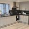 Daisy Lodge - Spacious Two Bed Flat - Parking, Netflix, WIFI - Close to Blenheim Palace & Oxford - F1