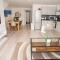 Maisy Lodge - Two Bed Lux Flat - Parking, Netflix, WIFI - Close to Blenheim Palace & Oxford - F2