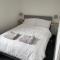 Evergreen Lodge - Two Bed Lux Flat - Parking, Garden, Patio, WIFI, Netflix - Close to Blenheim Palace & Oxford - F3 - Kidlington