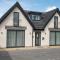 Orchid Lodge - Two Bed Generous Flat - Parking, Netflix, WIFI - Close to Blenheim Palace & Oxford - F4