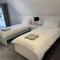 Orchid Lodge - Two Bed Generous Flat - Parking, Netflix, WIFI - Close to Blenheim Palace & Oxford - F4
