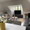 Orchid Lodge - Two Bed Generous Flat - Parking, Netflix, WIFI - Close to Blenheim Palace & Oxford - F4