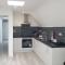 Orchid Lodge - Two Bed Generous Flat - Parking, Netflix, WIFI - Close to Blenheim Palace & Oxford - F4