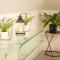 Orchid Lodge - Two Bed Generous Flat - Parking, Netflix, WIFI - Close to Blenheim Palace & Oxford - F4