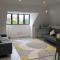Orchid Lodge - Two Bed Generous Flat - Parking, Netflix, WIFI - Close to Blenheim Palace & Oxford - F4