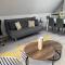Orchid Lodge - Two Bed Generous Flat - Parking, Netflix, WIFI - Close to Blenheim Palace & Oxford - F4