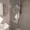 Orchid Lodge - Two Bed Generous Flat - Parking, Netflix, WIFI - Close to Blenheim Palace & Oxford - F4