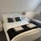 Rosey Lodge -1Bedroom Cousy Flat - Parking, Netflix, WIFI - Close to Blenheim Palace & Oxford - F5