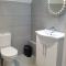 Rosey Lodge -1Bedroom Cousy Flat - Parking, Netflix, WIFI - Close to Blenheim Palace & Oxford - F5