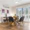 City oasis - 3 BR apt. on Maroochy river, pool, AC