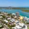 City oasis - 3 BR apt. on Maroochy river, pool, AC