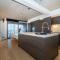London 993 Loft 402