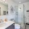 Modern Mountain Getaway, Walk to Grand Lake!