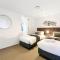 Oracle Broadbeach Wonderful Modern 2 Bed 1 Bath Apartment - CoastHM