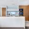 Oracle Broadbeach Wonderful Modern 2 Bed 1 Bath Apartment - CoastHM