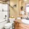 Forest Lane Hideaway - Luxurious Family Friendly Home w Private Hot Tub