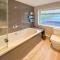 BLUNSDON LODGE - Spacious Bungalow, High Speed Wi-Fi, Free Private Parking, Garden