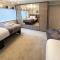 BLUNSDON LODGE - Spacious Bungalow, High Speed Wi-Fi, Free Private Parking, Garden - Swindon