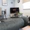 3 Smart TVs, Sleeps 3, VAN PARKING, Fast WIFI - 科比
